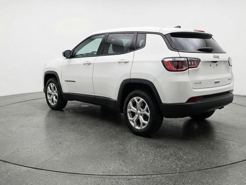 Used 2025 Jeep Compass Latitude AWD/4WD image 6