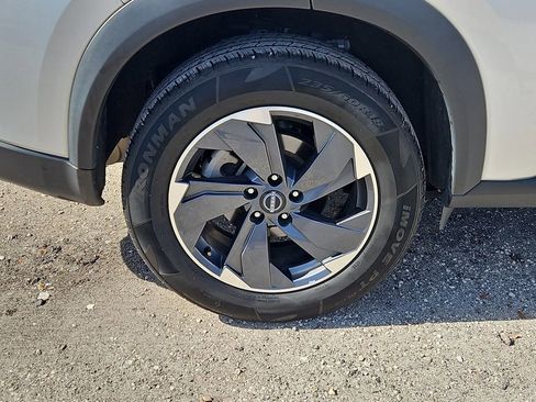 Used 2024 Nissan Rogue SV image 5