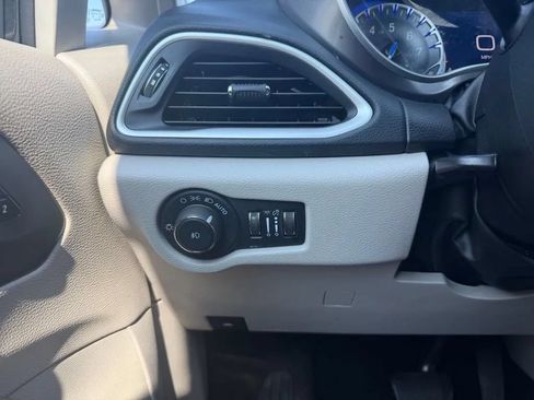 Used 2023 Chrysler Pacifica Touring-L FWD image 13
