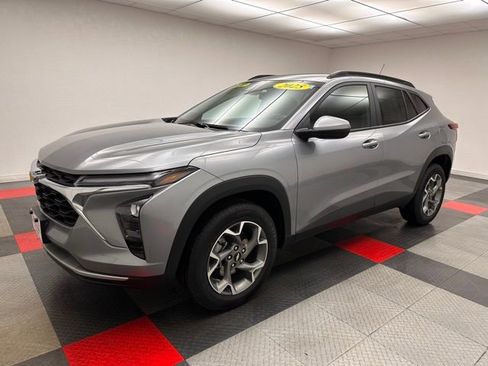 Used 2025 Chevrolet Trax LT image 3