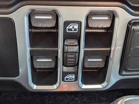 Used 2025 Jeep Wrangler Unlimited Sahara image 25