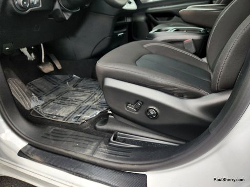 Used 2024 Chrysler Pacifica Touring FWD image 36