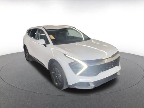 Used 2025 Kia Sportage LX image 3