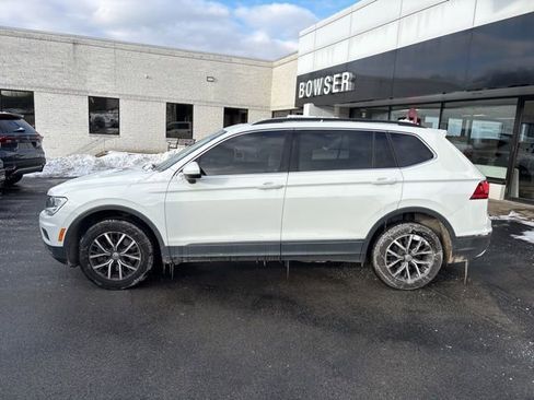 Used 2020 Volkswagen Tiguan SE w/ Panoramic Sunroof Package image 2