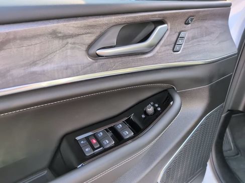 Used 2025 Jeep Grand Cherokee L Overland w/ Luxury Tech Group IV AWD/4WD image 19