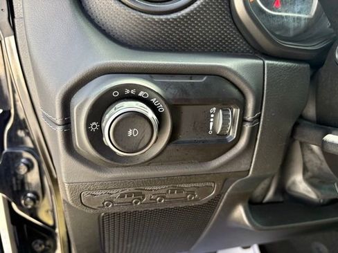 Used 2025 Jeep Wrangler Unlimited Rubicon w/ Convenience Group AWD/4WD image 25
