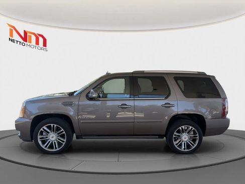Used 2014 Cadillac Escalade Premium RWD image 2