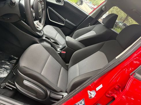 Used 2025 Kia Soul LX w/ LX Technology Package FWD image 33