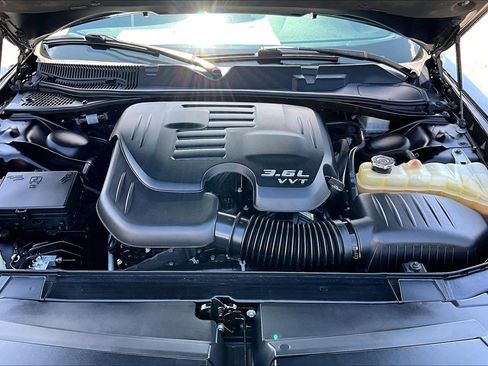 Used 2019 Dodge Challenger SXT RWD image 9