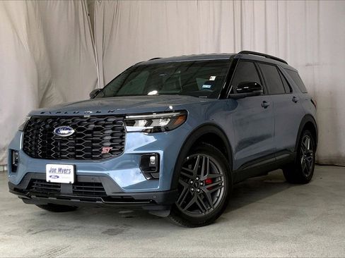 Used 2025 Ford Explorer ST image 2