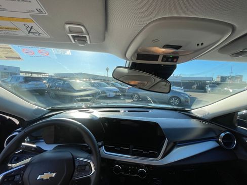 Used 2025 Chevrolet Trax LT w/ LT Convenience Package image 33