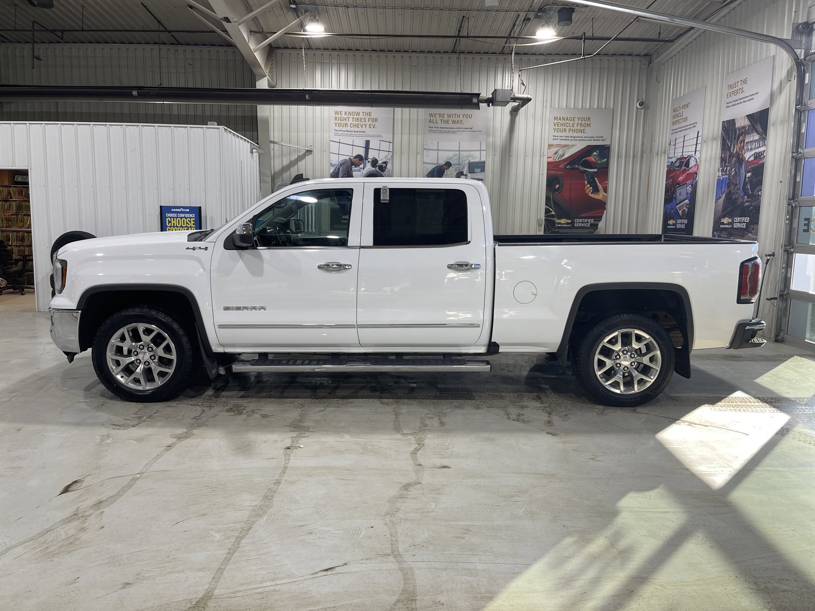 Used 2017 GMC Sierra 1500 SLT w/ SLT Premium Package AWD/4WD image 5