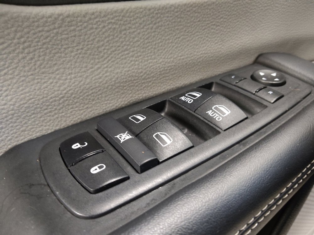 Used 2024 Chrysler Pacifica Touring-L FWD image 27