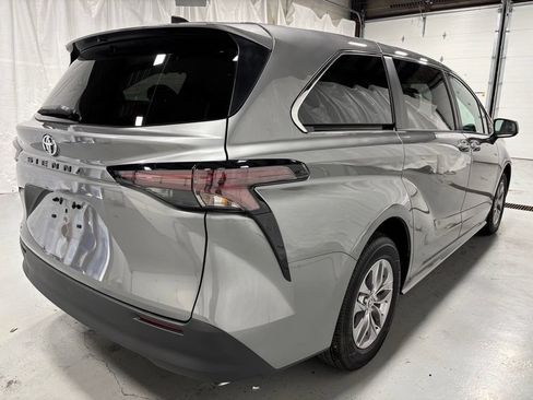 Used 2026 Toyota Sienna LE FWD image 7