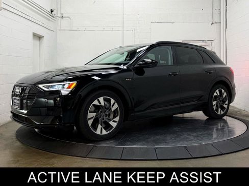 Used 2022 Audi e-tron Premium w/ Convenience Plus Package image 4