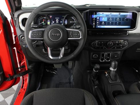 Used 2025 Jeep Wrangler Unlimited Sahara AWD/4WD image 10