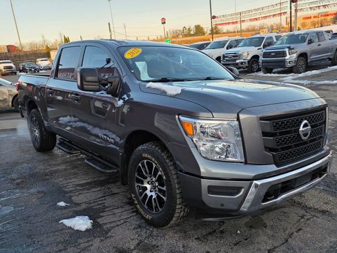 Used 2022 Nissan Titan SV w/ SV Convenience Package image 3