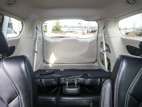 Used 2024 Chrysler Pacifica Touring-L image 22