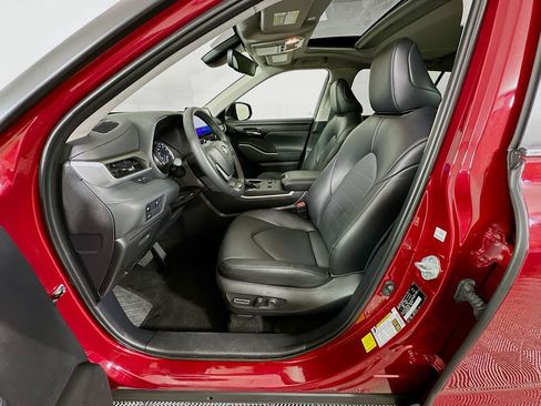 Certified 2025 Toyota Highlander XLE FWD image 21