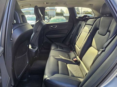 Used 2018 Volvo XC60 T5 Momentum w/ Convenience Package image 16