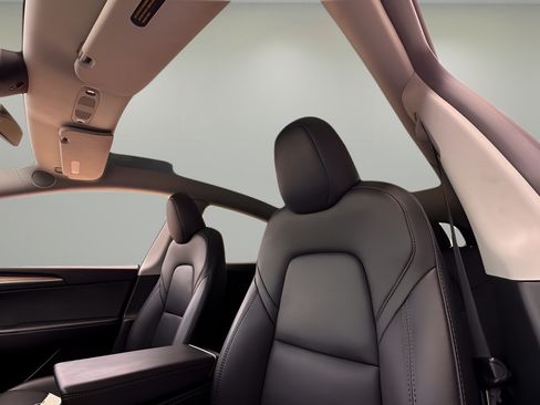 Used 2023 Tesla Model Y 2WD image 19