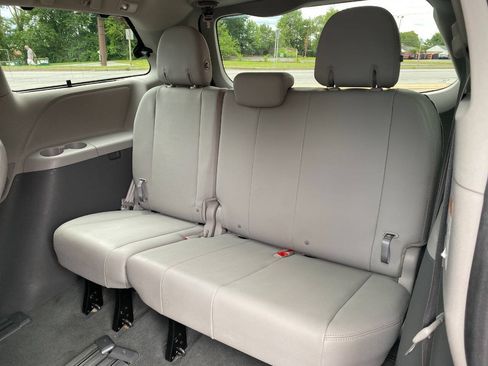 Used 2020 Toyota Sienna XLE FWD image 24