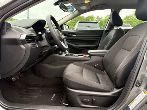 Used 2025 Nissan Altima 2.5 SV FWD image 9