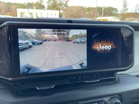 Used 2024 Jeep Gladiator Sport image 10