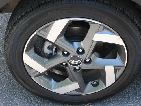 Used 2025 Hyundai Venue SEL FWD image 11