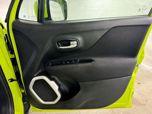 Used 2018 Jeep Renegade Latitude w/ UConnect 8.4 Nav Group image 17