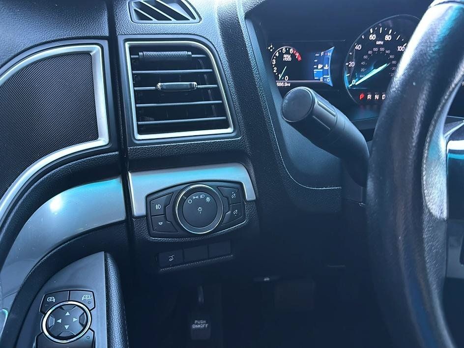 Used 2017 Ford Explorer XLT w/ Equipment Group 202A FWD image 29