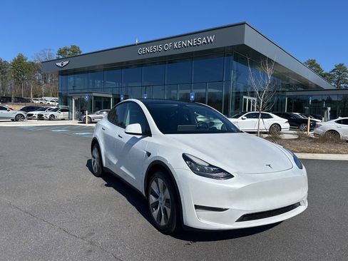 Used 2023 Tesla Model Y Long Range image 1