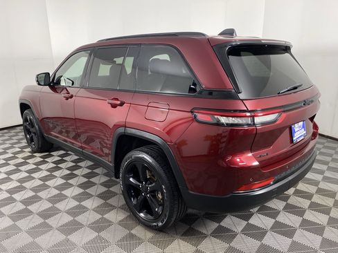 Used 2023 Jeep Grand Cherokee Altitude AWD/4WD image 10
