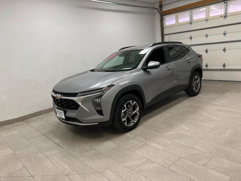Used 2025 Chevrolet Trax LT FWD image 9