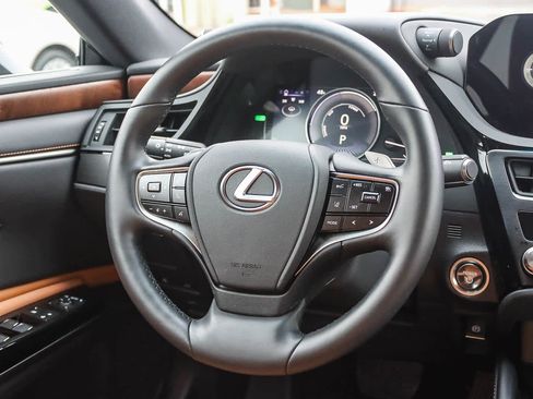 Certified 2025 Lexus ES 300h w/ Premium Package image 14