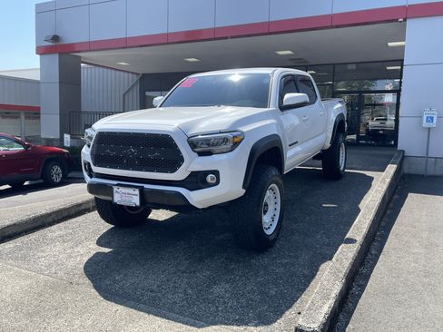 Certified 2023 Toyota Tacoma TRD Off-Road w/ Black Out Package (TMS) AWD/4WD image 3