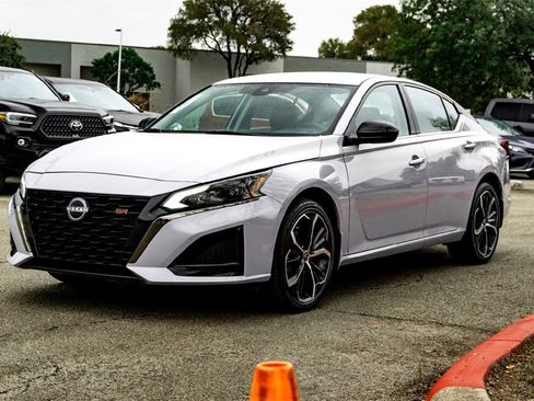 Used 2025 Nissan Altima 2.5 SR image 9