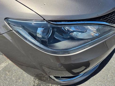 Used 2017 Chrysler Pacifica Touring-L Plus FWD image 21