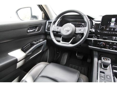 Used 2025 Nissan Pathfinder SL AWD/4WD image 8