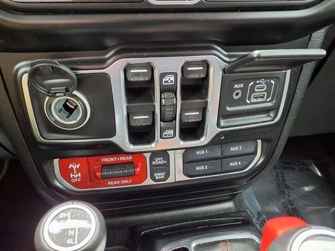 Used 2021 Jeep Gladiator Rubicon w/ Cold Weather Group AWD/4WD image 10