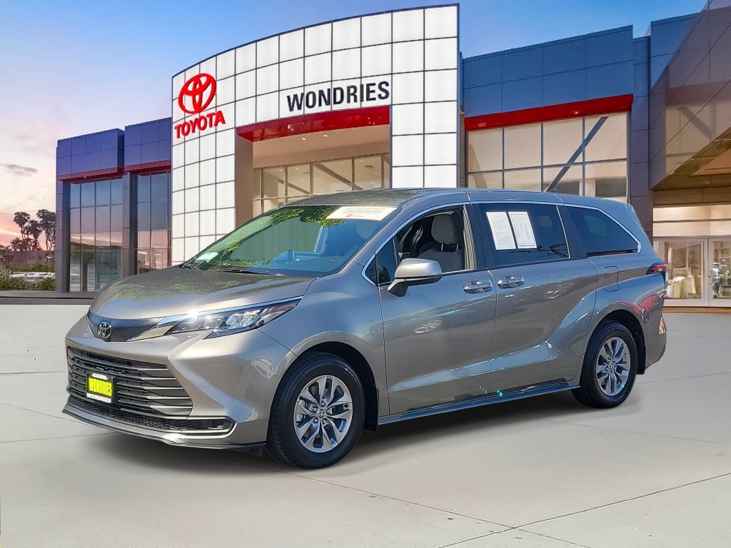 Used 2026 Toyota Sienna LE FWD image 2