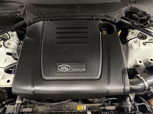 Used 2023 Land Rover Discovery S AWD/4WD image 9