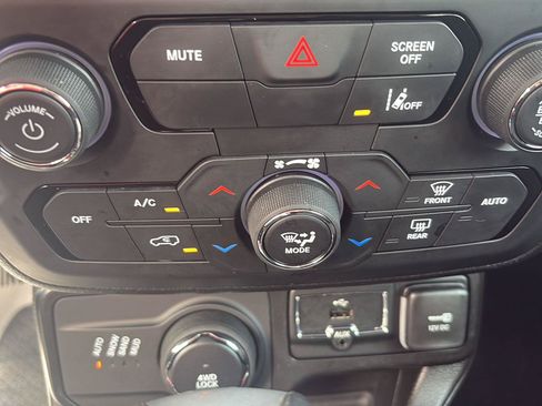 Used 2022 Jeep Renegade Latitude AWD/4WD image 18