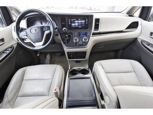 Used 2016 Toyota Sienna XLE Premium FWD image 10