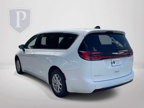 Certified 2025 Chrysler Pacifica Select FWD image 7