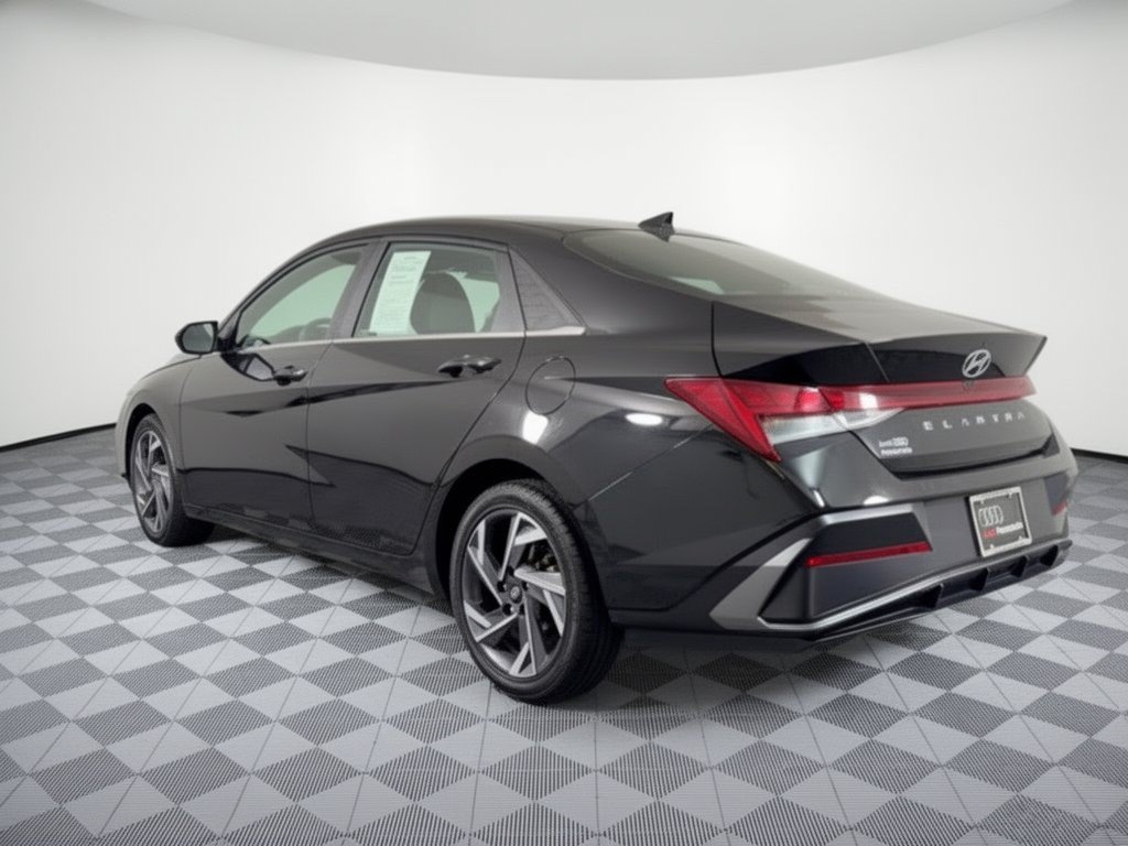 Used 2025 Hyundai Elantra SEL FWD image 3