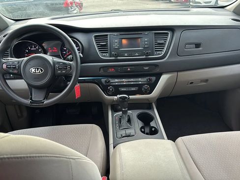 Used 2017 Kia Sedona LX image 27