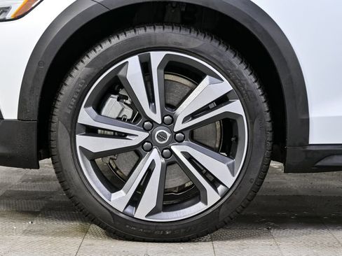 Certified 2025 Volvo V60 B5 Cross Country Plus image 39