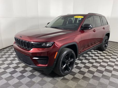 Used 2023 Jeep Grand Cherokee Altitude image 11