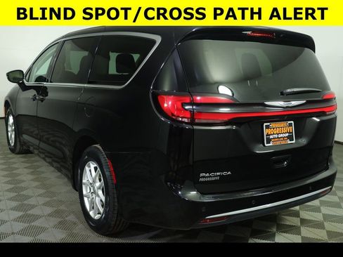Used 2024 Chrysler Pacifica Touring-L image 12